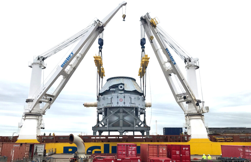 The 330-ton LD converter (BOF) from Primetals Technologies is being lifted onto the cargo ship Happy River in the Rotterdam harbor.