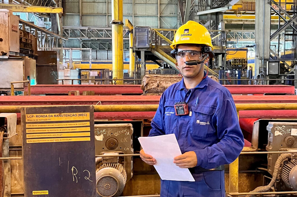Euder Melo, Caster Maintenance Specialist at Gerdau’s Ouro Branco site, is wearing smart glasses that can be used to receive digital guided support from Primetals Technologies.